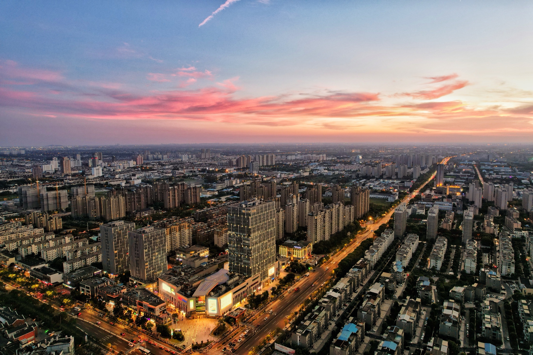 暮色中的城市天际线与密集建筑